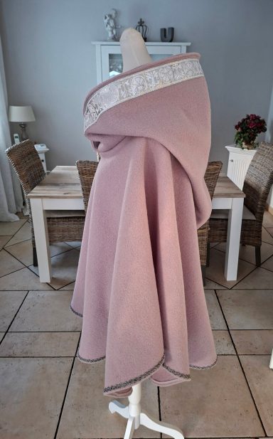 Poncho mit Zipfelkapuze Walkloden Rose`