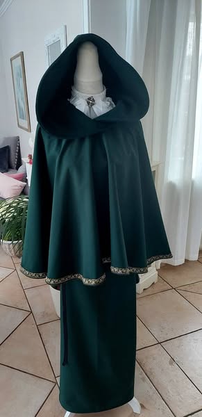 Poncho aus Softshell mit Kapuze grün