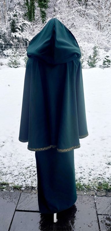 Poncho aus Softshell mit Kapuze grün