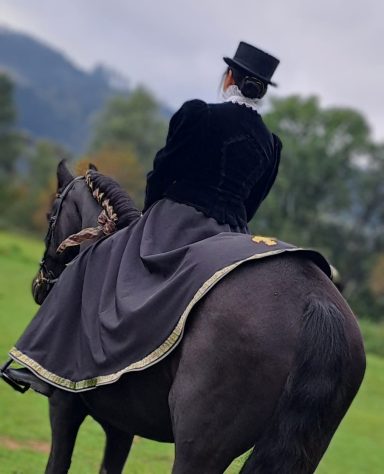 Softshell mit Borte und Reflexpaspel U. Stickbild