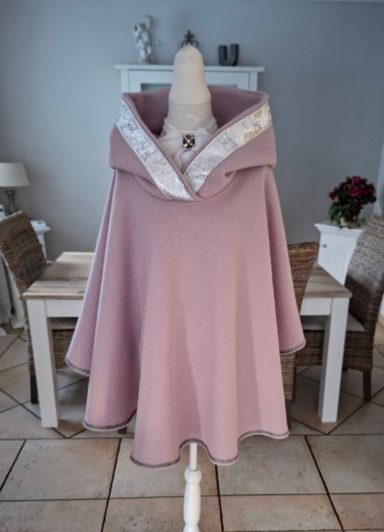 Poncho mit Zipfelkapuze Walkloden Rose`