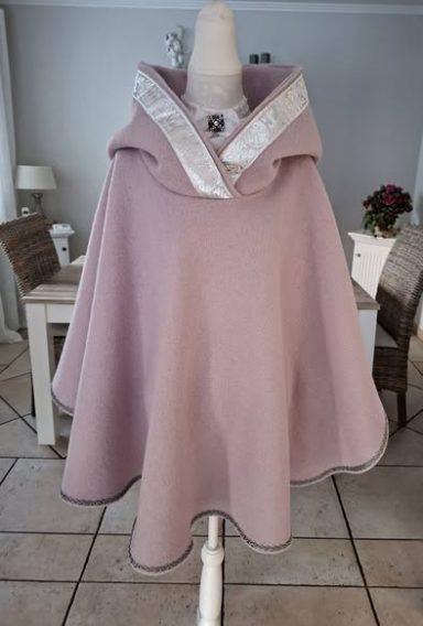Poncho mit Zipfelkapuze Walkloden Rose`